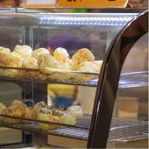 Vitrina con panes de yuca listos para llevar